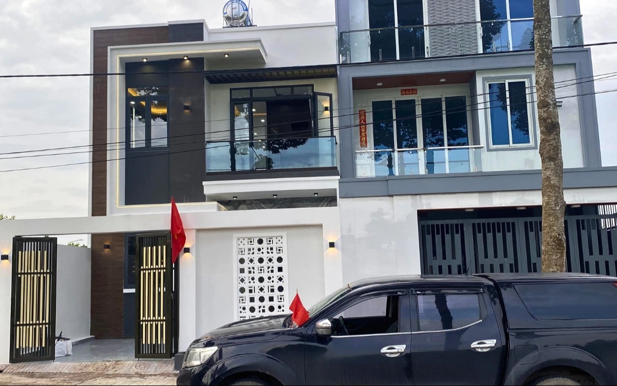 Mặt tiền nhà phố hiện đại tông đen trắng của anh Dũng tại Đồng Nai lúc chập tối